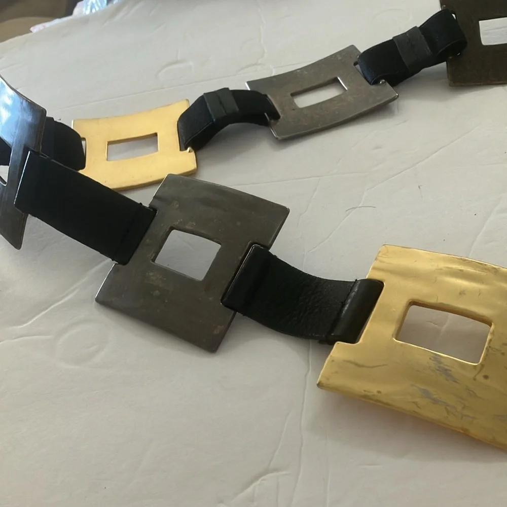 Retro looking ladies belt